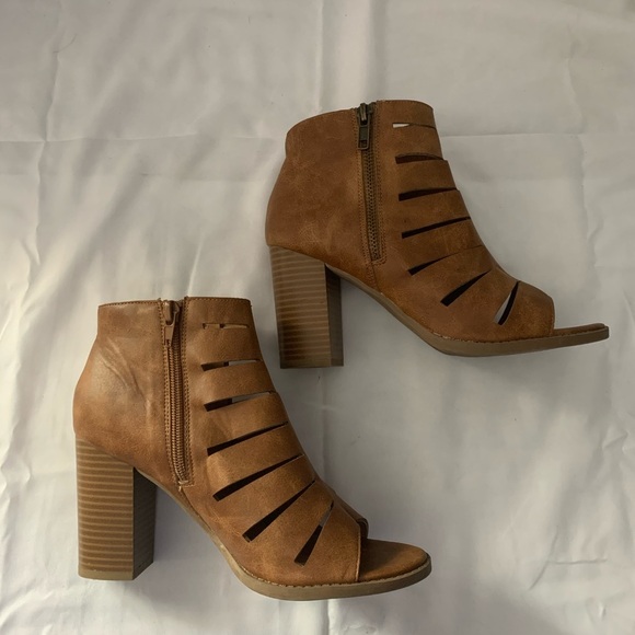 Report brown leather peep toe heeled booties. - Picture 3 of 7